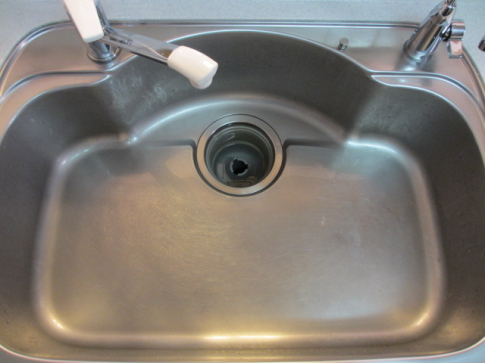 施工前の汚れたシンク
