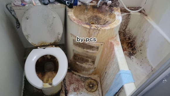 賃貸物件の3点ユニットバスの重度の汚れ写真01