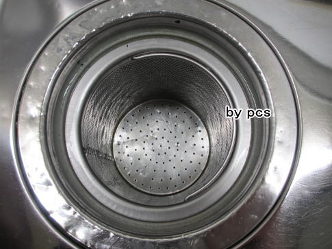 キッチンクリーニングできれいになった排水口の網の写真01