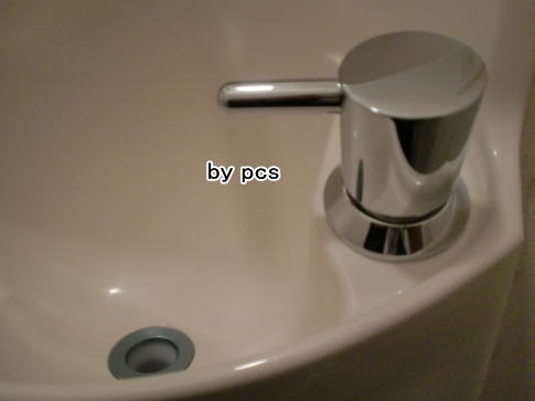 きれいになった手洗いボウルの水栓金具の写真