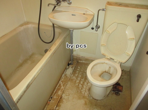 汚れた3点ユニットバスの写真01